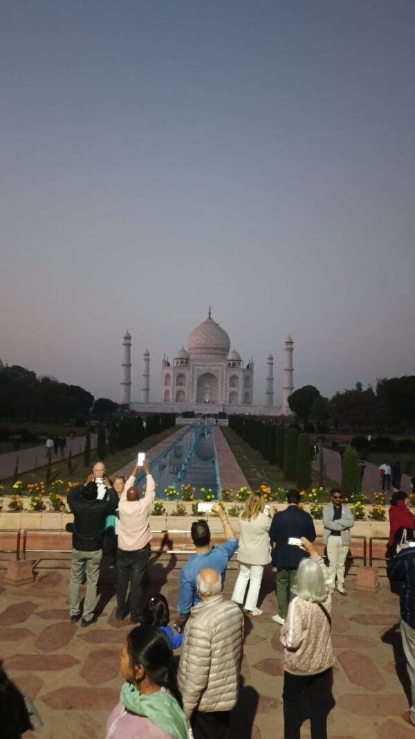 taj mahal night view